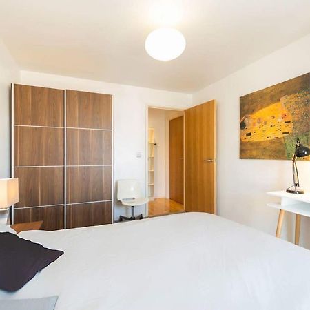 Room With Private Bathroom In A Modern Two Bedroom Two Bathroom Flat Лондон Экстерьер фото