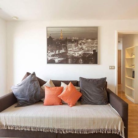 Room With Private Bathroom In A Modern Two Bedroom Two Bathroom Flat Лондон Экстерьер фото
