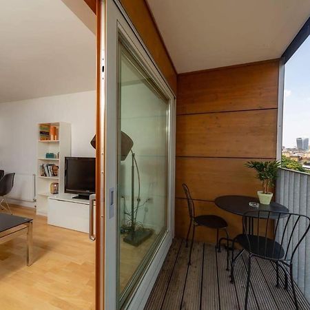 Room With Private Bathroom In A Modern Two Bedroom Two Bathroom Flat Лондон Экстерьер фото