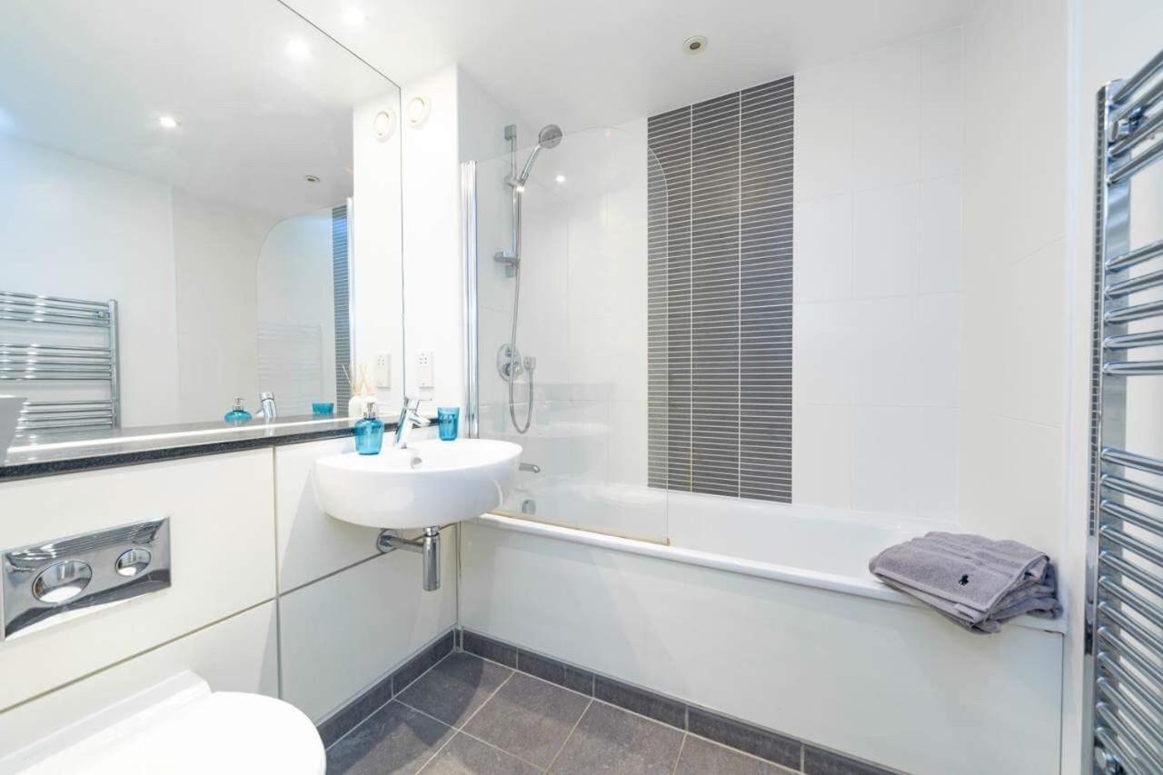 Room With Private Bathroom In A Modern Two Bedroom Two Bathroom Flat Лондон Экстерьер фото