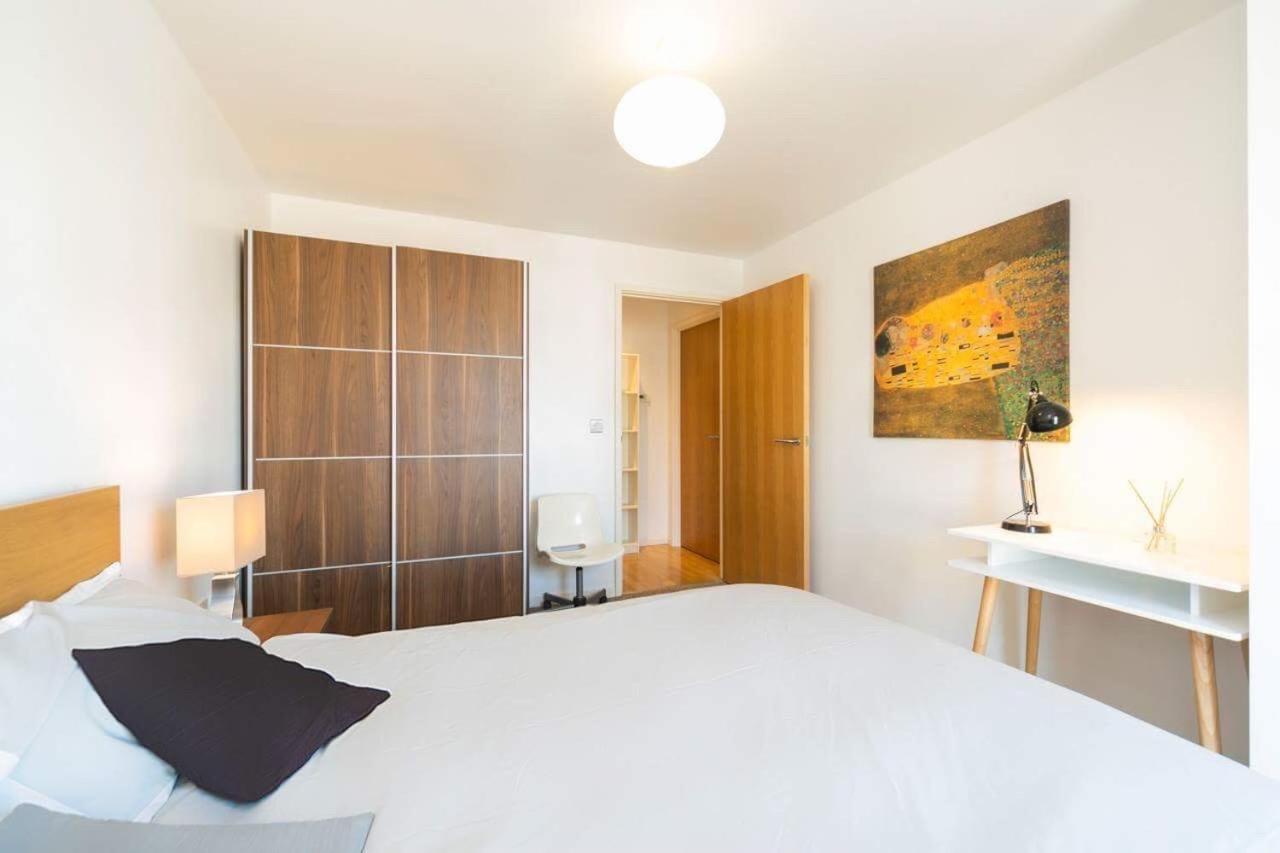 Room With Private Bathroom In A Modern Two Bedroom Two Bathroom Flat Лондон Экстерьер фото