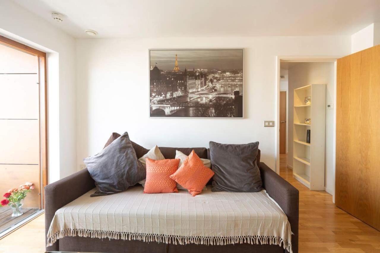Room With Private Bathroom In A Modern Two Bedroom Two Bathroom Flat Лондон Экстерьер фото