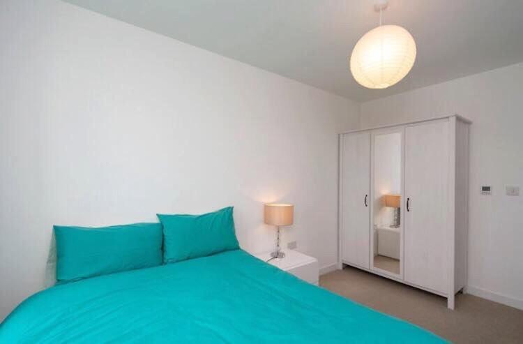 Room With Private Bathroom In A Modern Two Bedroom Two Bathroom Flat Лондон Экстерьер фото