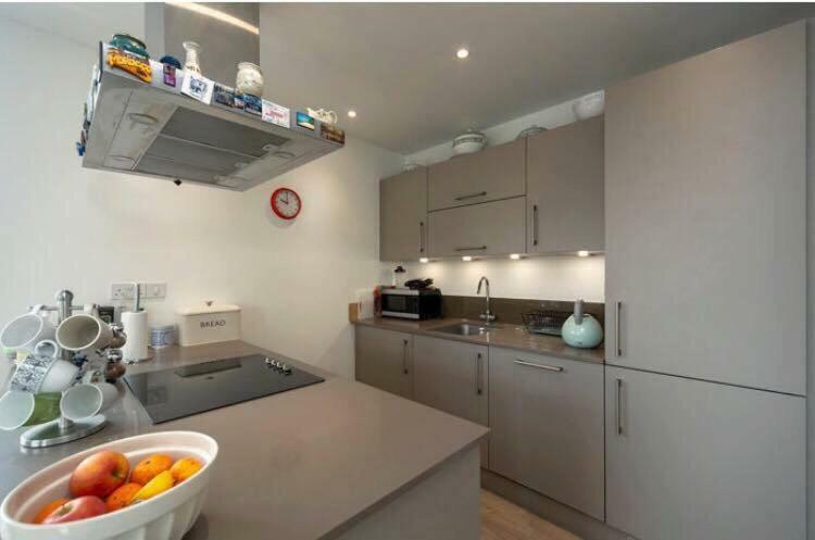 Room With Private Bathroom In A Modern Two Bedroom Two Bathroom Flat Лондон Экстерьер фото