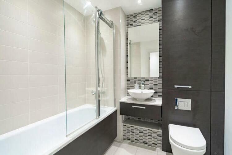 Room With Private Bathroom In A Modern Two Bedroom Two Bathroom Flat Лондон Экстерьер фото