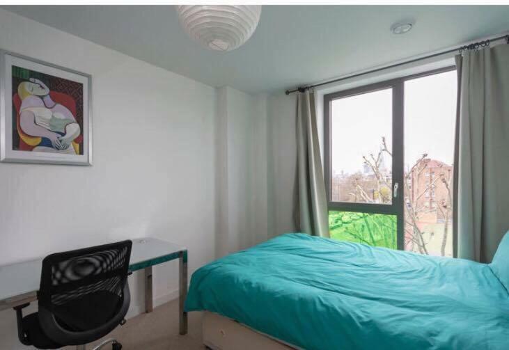 Room With Private Bathroom In A Modern Two Bedroom Two Bathroom Flat Лондон Экстерьер фото